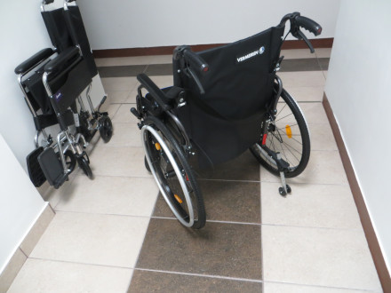 Specjalistyczny wózek inwalidzki.JPG