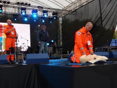 Fot. 1. Specjaliści z Lotniczego Pogotowia Ratunkowego w trakcie pokaz&oacute;w na scenie gł&oacute;wnej